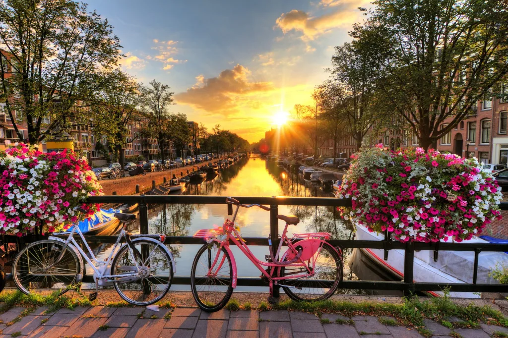 Kanál v Amsterdame s bicyklami, Holandsko