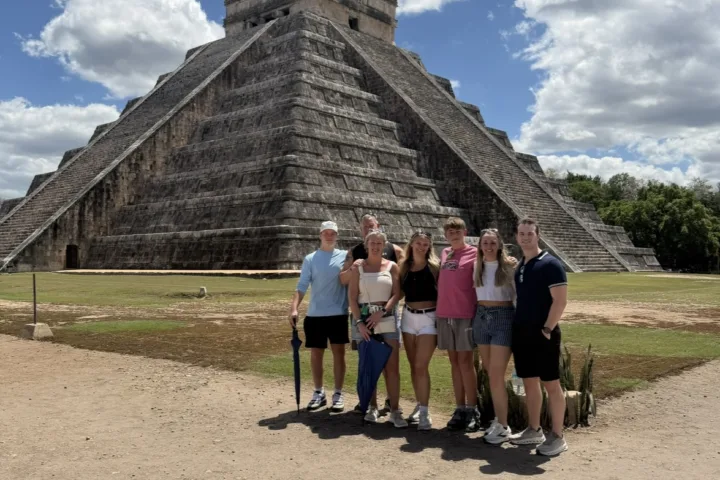 Skupina mladých ľudí pri pyramíde Chichén Itzá, Mexiko
