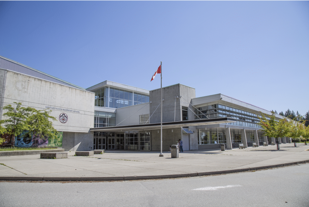 Budova strednej školy s kanadskou vlajkou, Coquitlam