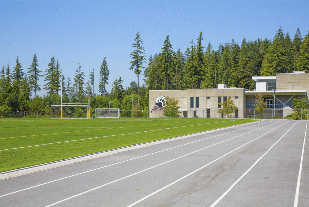 Atletická dráha a ihrisko strednej školy, Coquitlam, Kanada