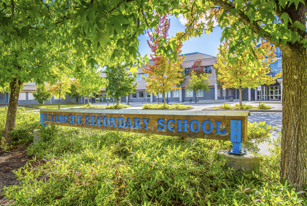 Vstupný nápis Riverside Secondary School, Coquitlam, Kanada