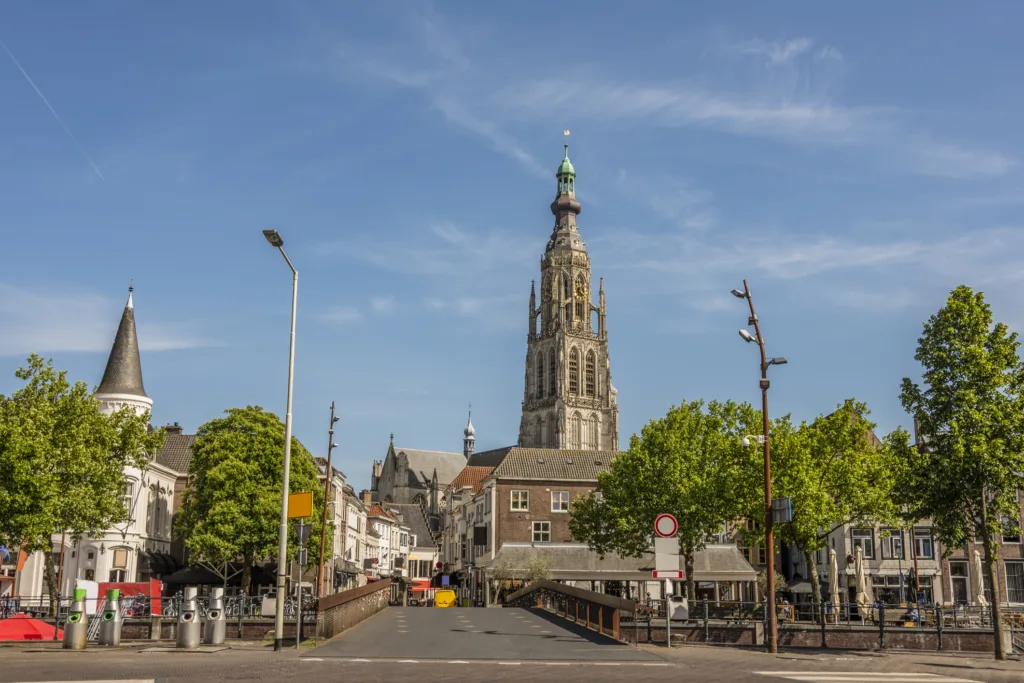 Centrum Bredy s vežou Grote Kerk