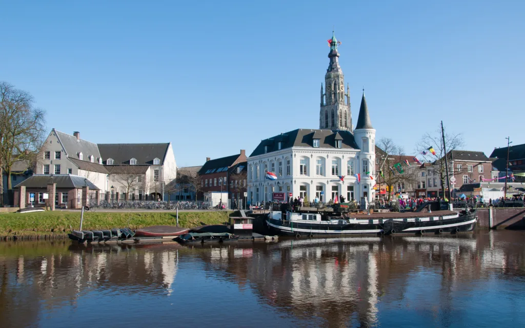 Veža Grote Kerk a historické centrum Bredy