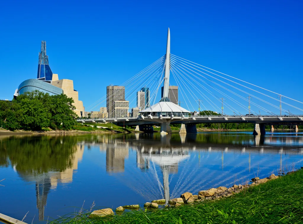 Most Esplanade Riel a Múzeum ľudských práv, Winnipeg, Kanada
