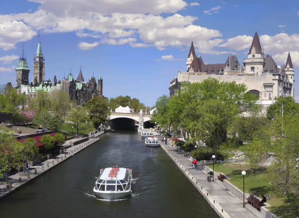Rideau Canal s výhľadom na parlament a hotel Château Laurier, Ottawa