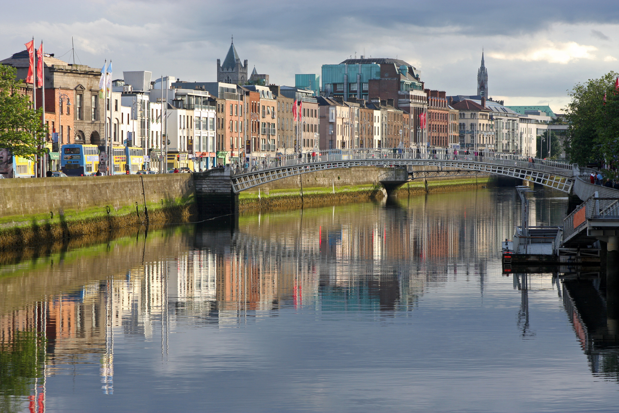 Dublin, Ha'penny Bridge nad riekou Liffey