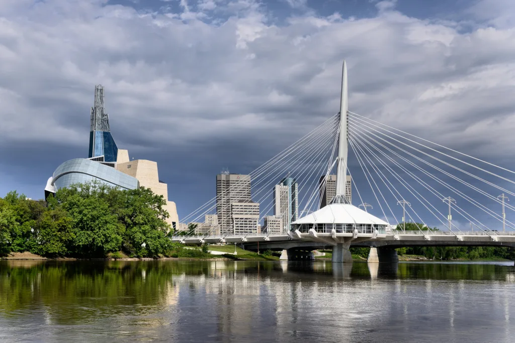 Múzeum ľudských práv a most Esplanade Riel, Winnipeg, Kanada