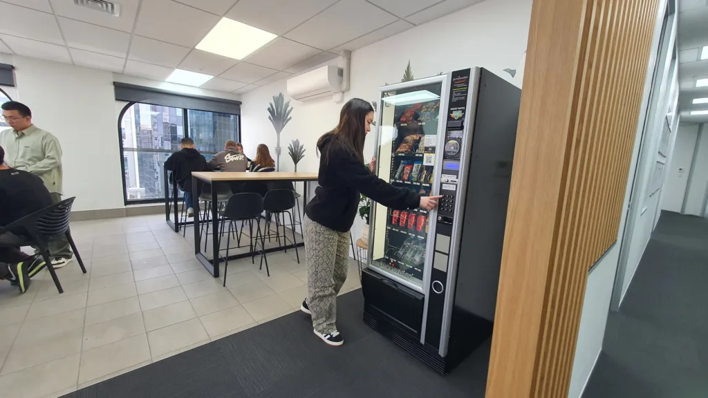 Spoločné priestory NZLC Auckland s automatom na občerstvenie