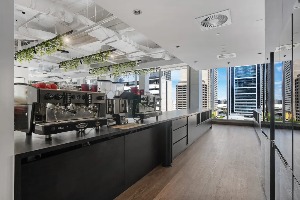 BROWNS Brisbane, kuchyňa s profesionálnym kávovarom pre kurz Barista