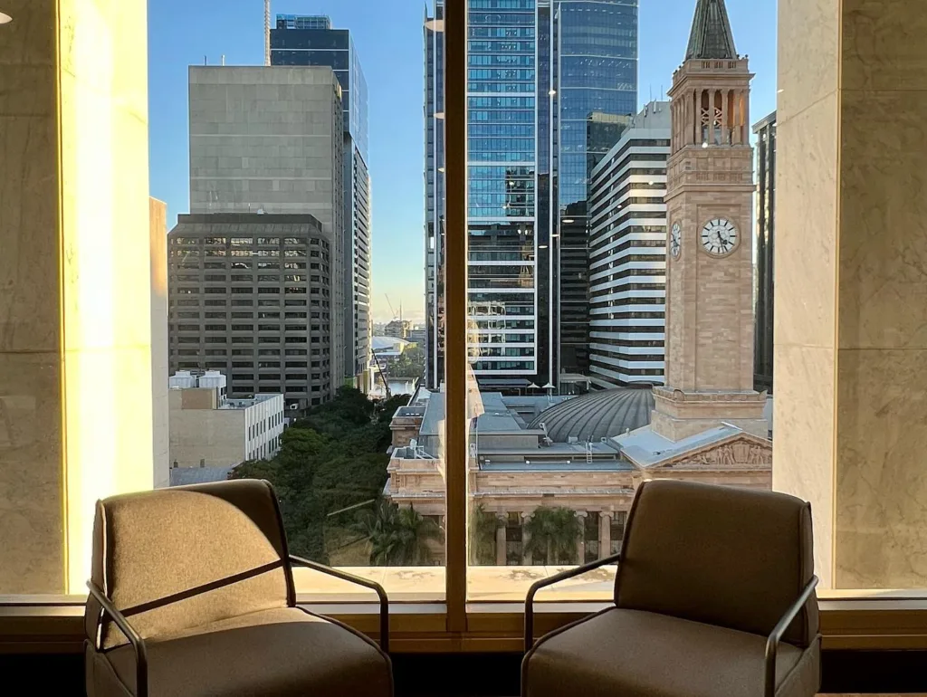 BROWNS Brisbane, výhľad z kampusu na radnicu a mrakodrapy v centre