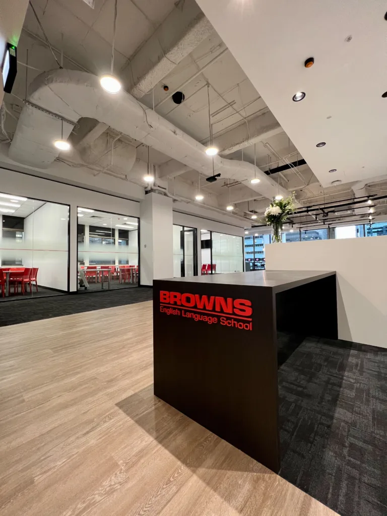BROWNS Brisbane, recepčný pult a presklené učebne
