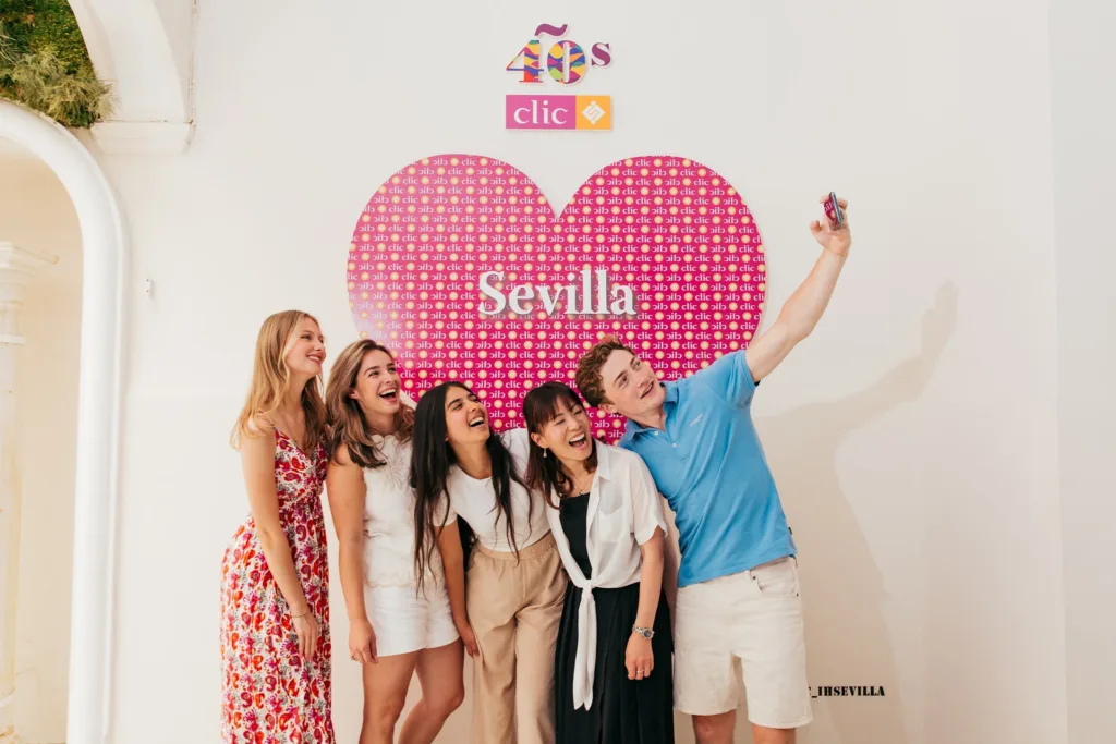 Študenti pri fotostene Sevilla, CLIC Sevilla