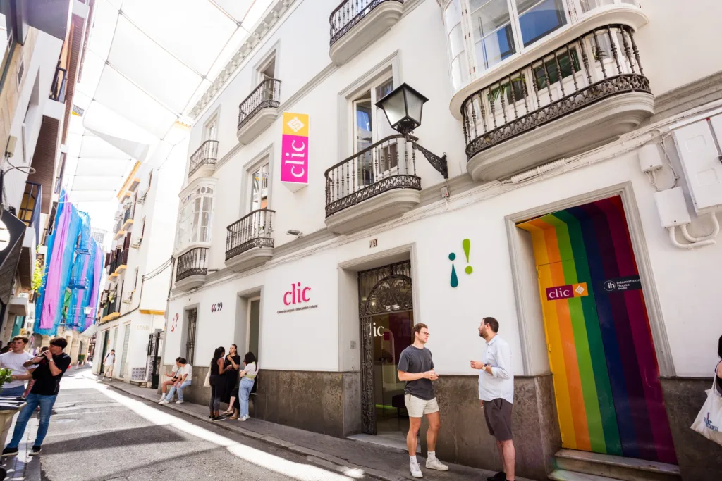 Budova školy z ulice, CLIC Sevilla