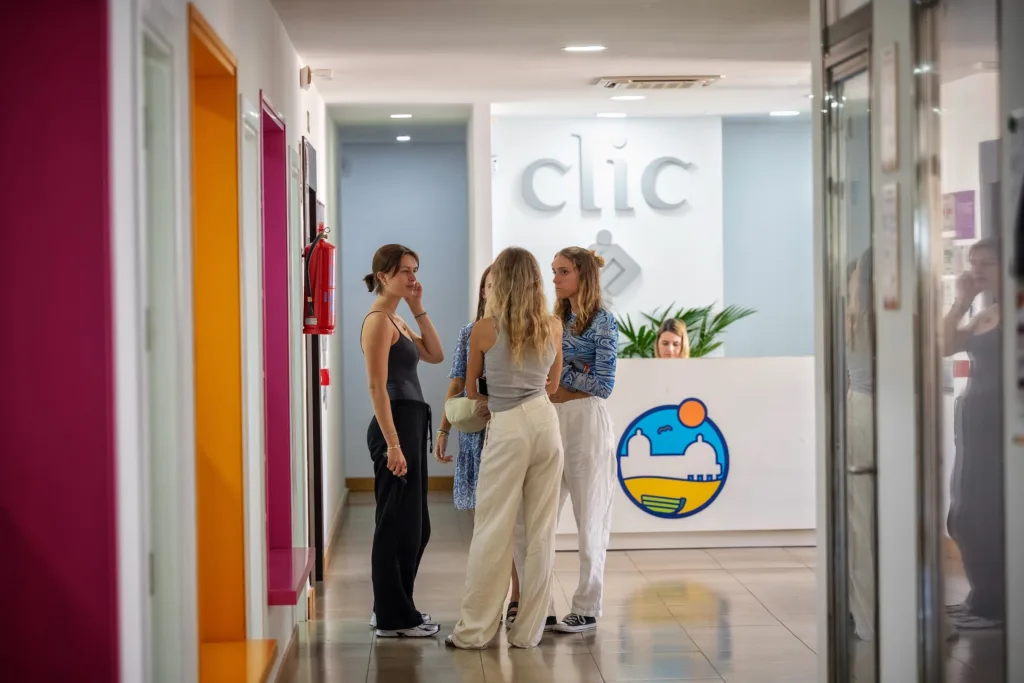 Študentky pri recepcii, CLIC Cádiz