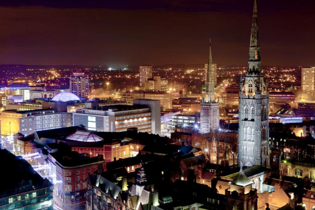 Nočný pohľad na centrum Coventry s vežami katedrál