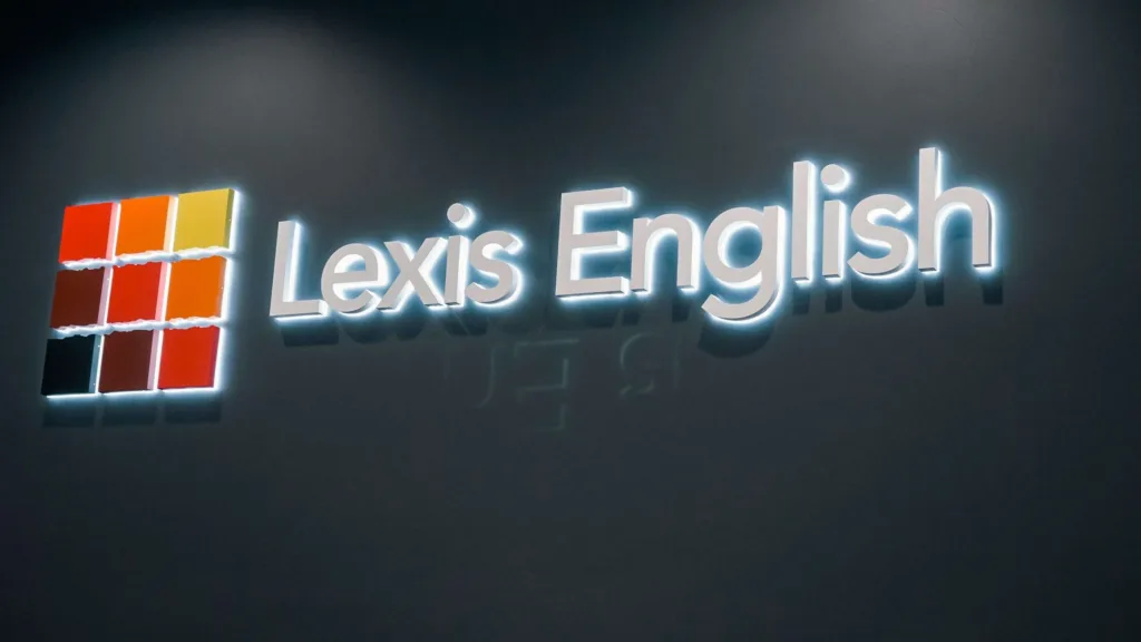 Logo Lexis English na kampuse v Perthe
