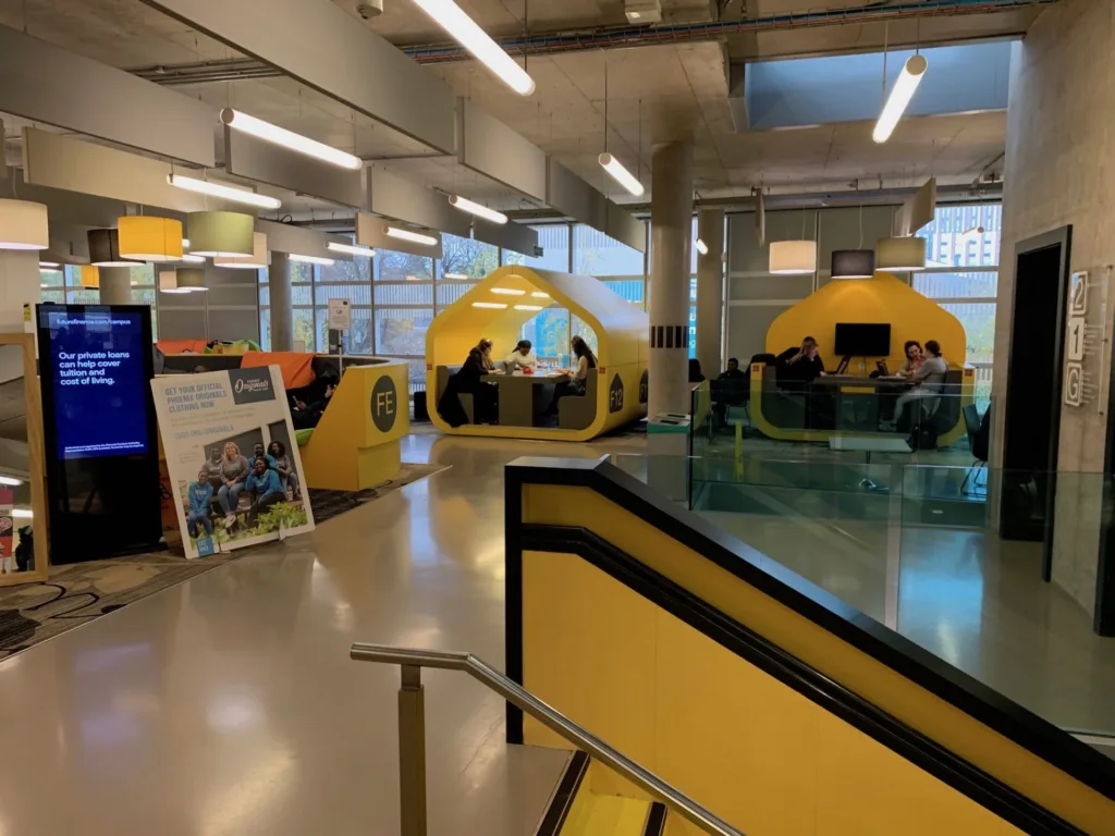 Žlté študijné kabínky v budove The Hub na Coventry University