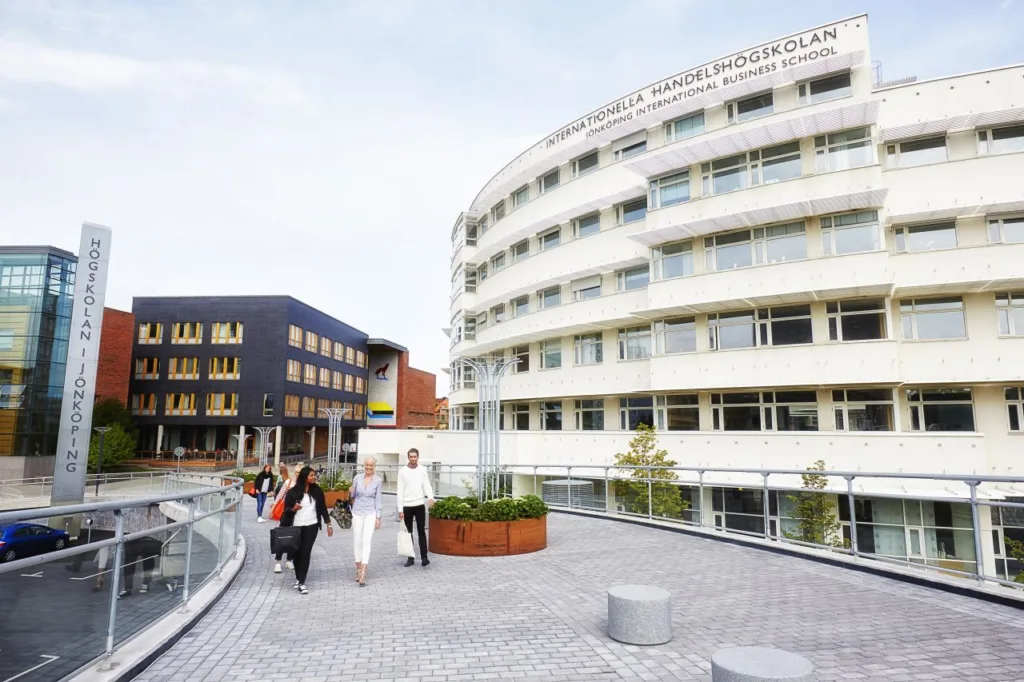 Budova Jönköping International Business School a študenti na chodníku kampusu Jönköping University