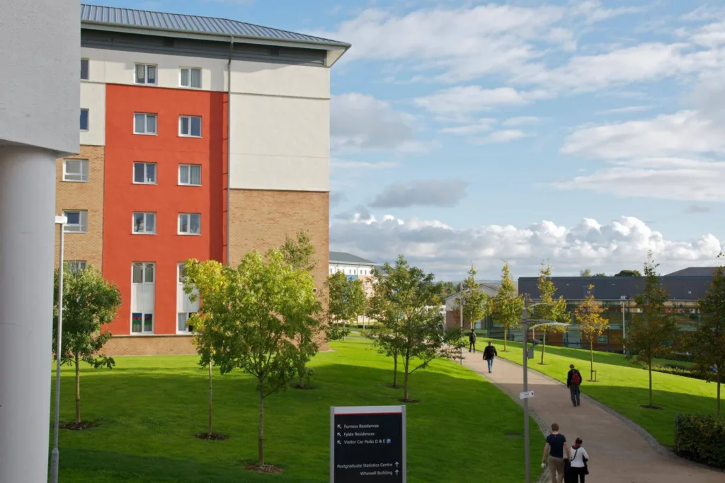 Študentské rezidencie a chodník so stromami na kampuse Lancaster University