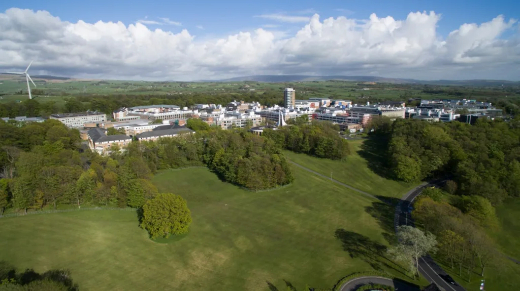 Letecký pohľad na kampus Lancaster University v parku s lúkami a lesmi