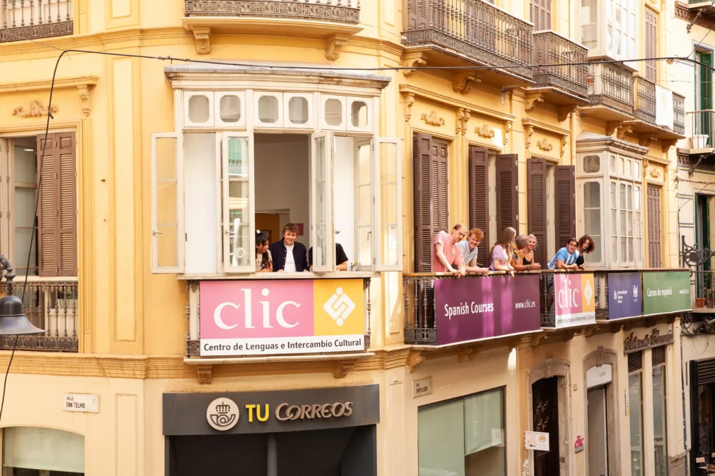Študenti na balkóne školy, CLIC Málaga