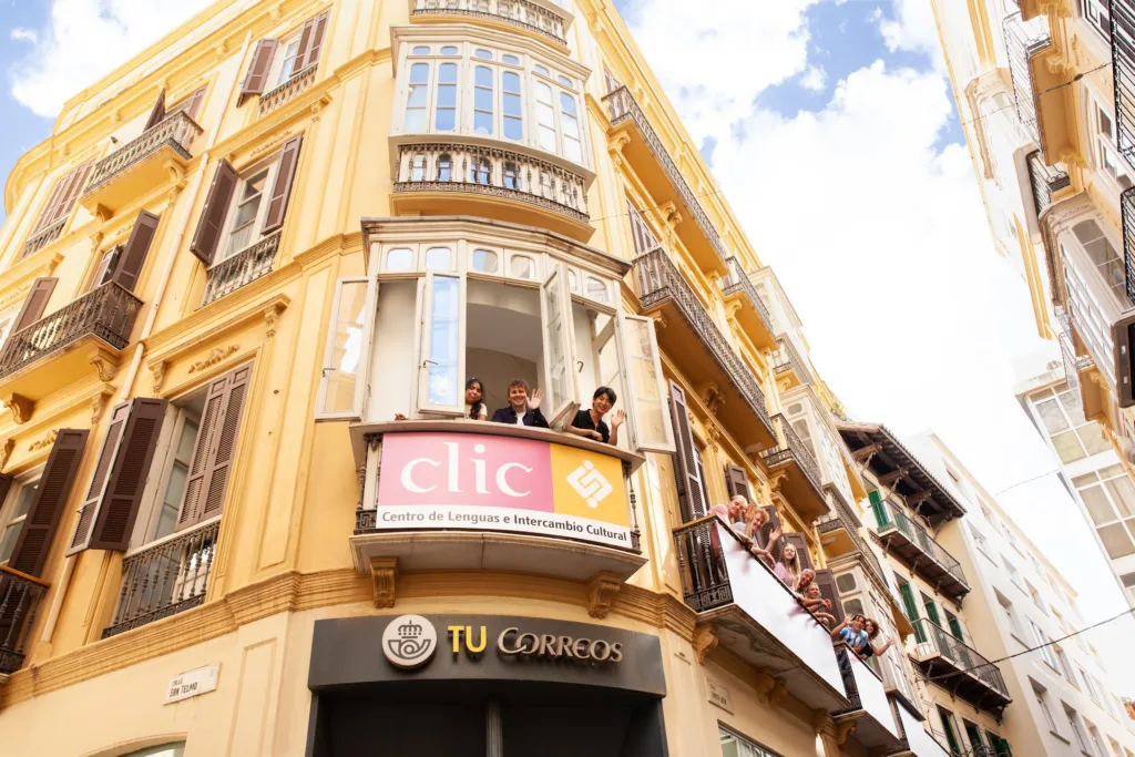 Budova školy z ulice, CLIC Málaga