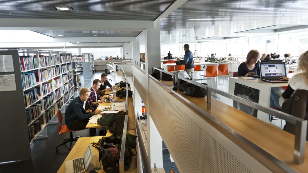 Študenti pracujú na notebookoch v knižnici Aarhus University