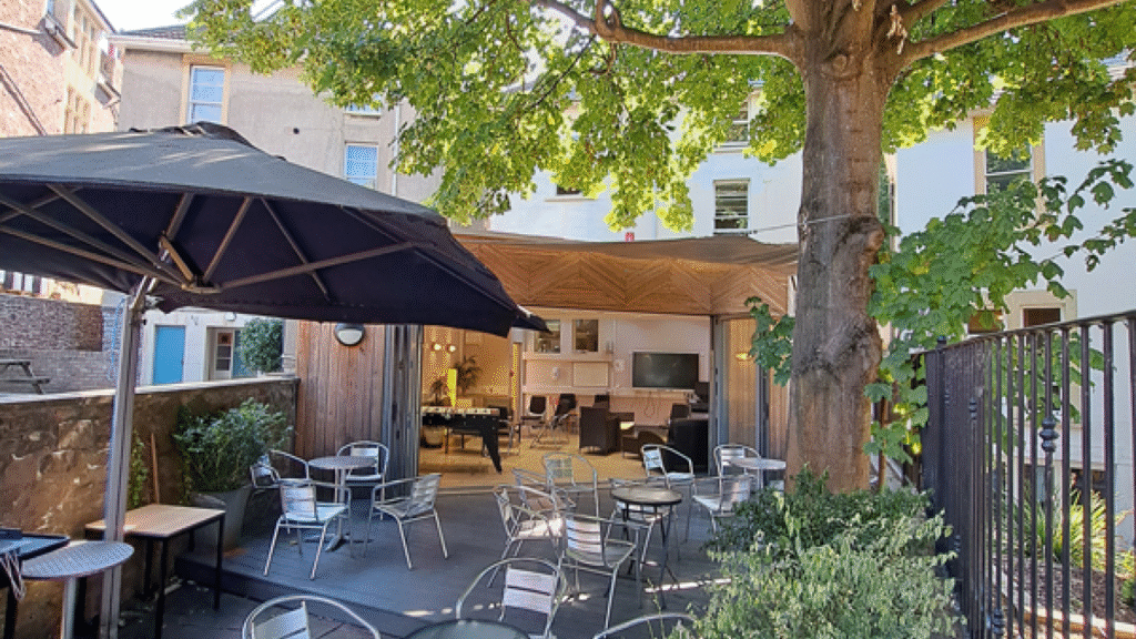 Vonkajšia záhrada so sedením International House Bristol