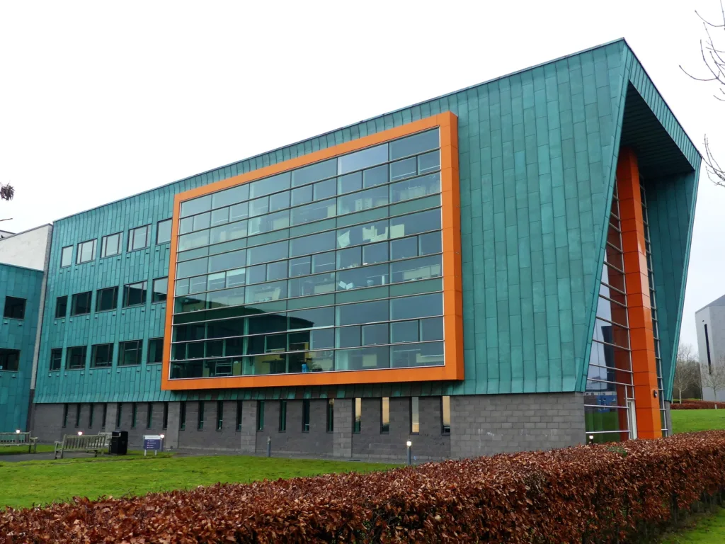 Zelená fasáda budovy InfoLab21 na kampuse Lancaster University