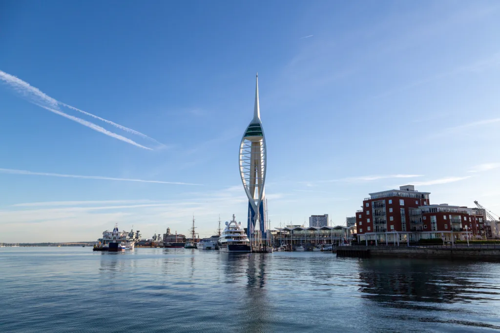 Veža Spinnaker Tower v prístave Portsmouth s loďami a nábrežím