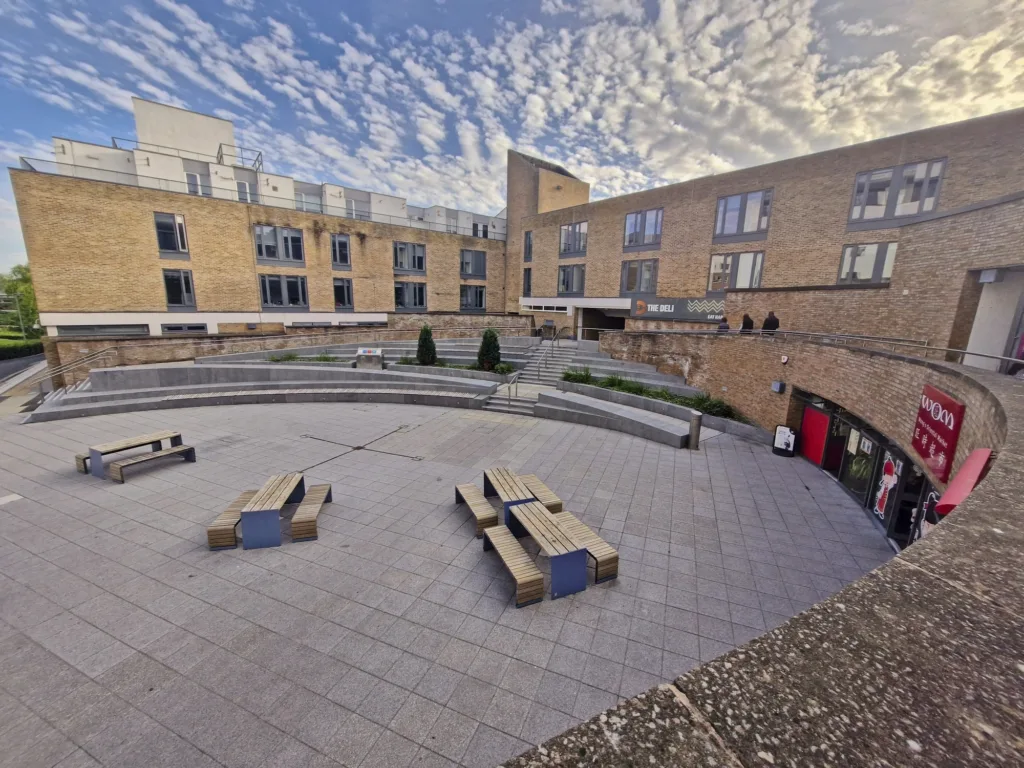 Amfiteáter na námestí Alexandra Square na kampuse Lancaster University