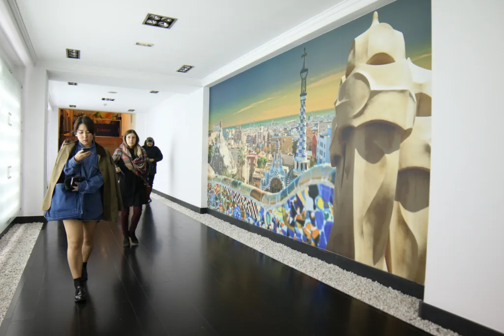 Chodba s nástennou maľbou Parku Güell, Enforex Barcelona