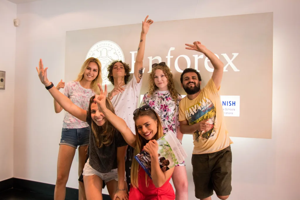 Študenti pri logu školy, Enforex Barcelona