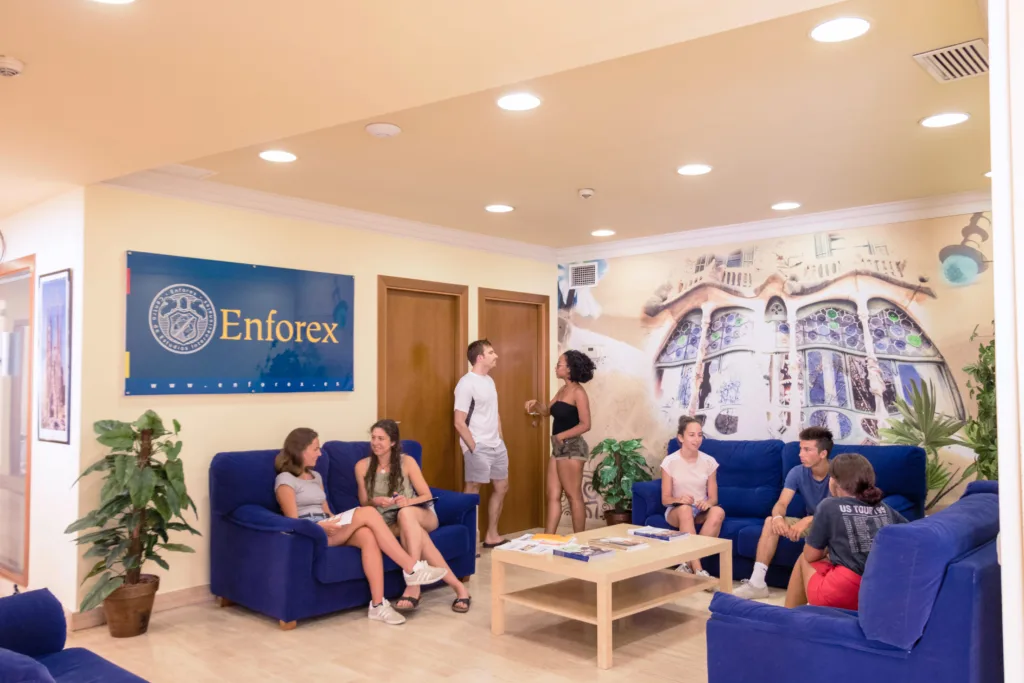 Spoločenská miestnosť s pohovkami, Enforex Barcelona