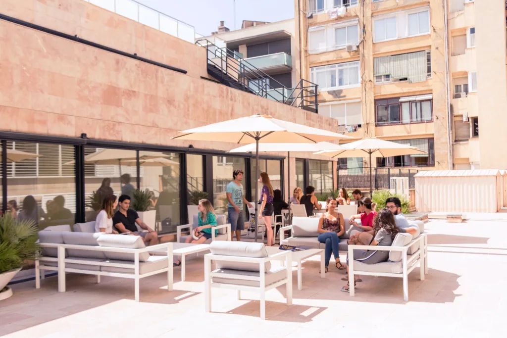 Študenti na strešnej terase, Enforex Barcelona