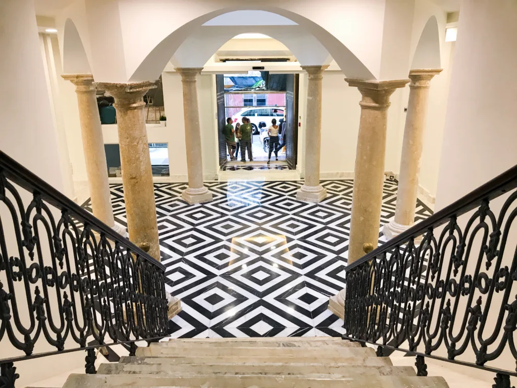 Vstupná hala so schodiskom, Enforex Málaga