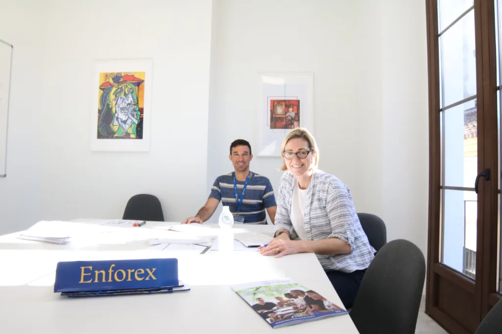 Študent a lektorka v učebni, Enforex Málaga