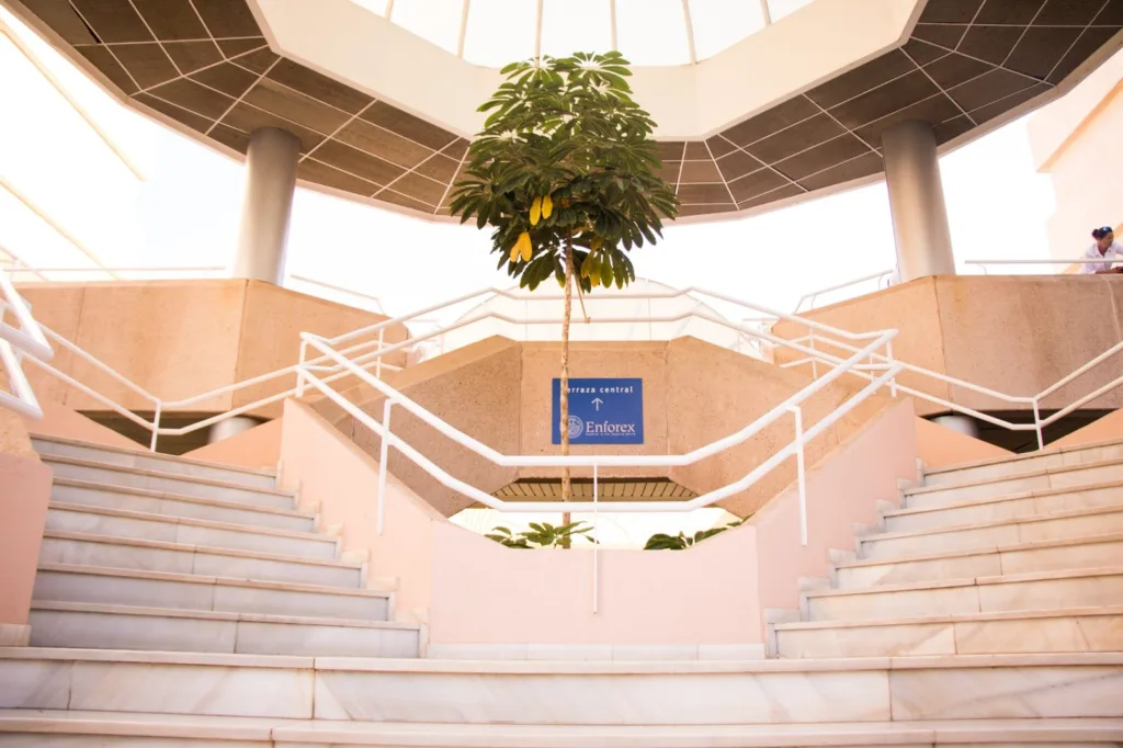 Vnútorné átrium so schodiskom, Enforex Marbella
