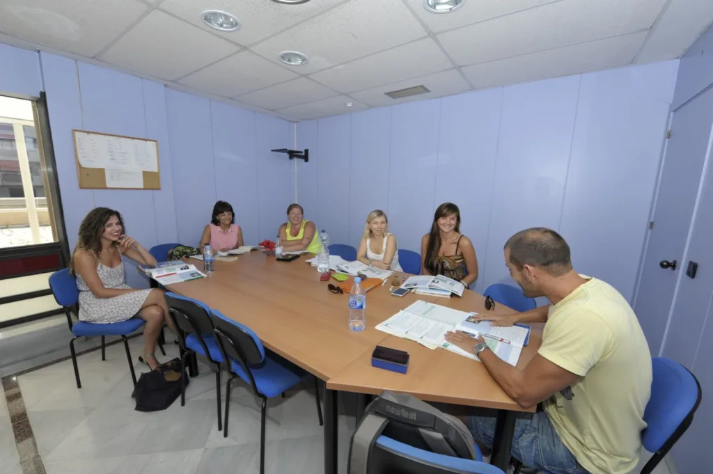 Študenti pri spoločnom stole v učebni, Enforex Marbella