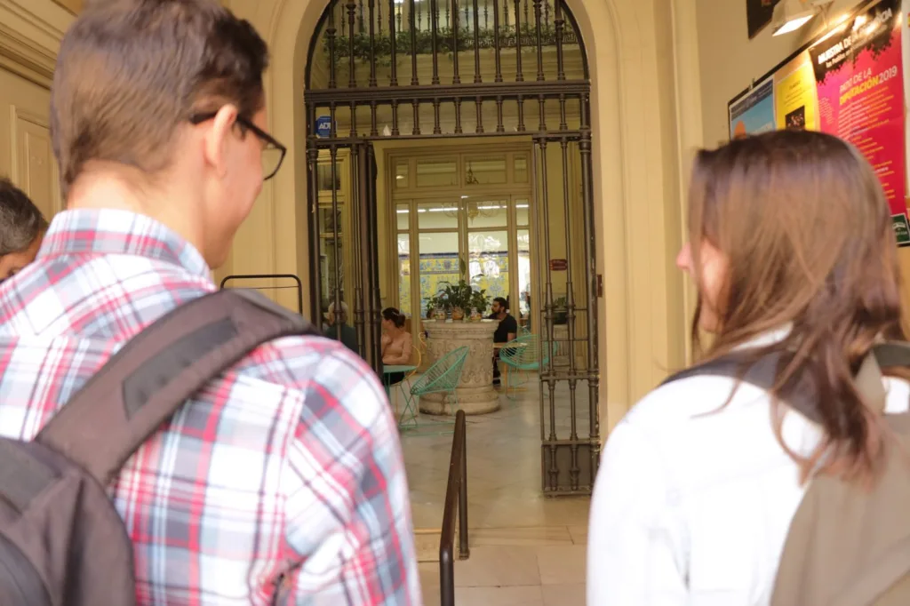 Študenti pri vstupe do školy, Enforex Sevilla