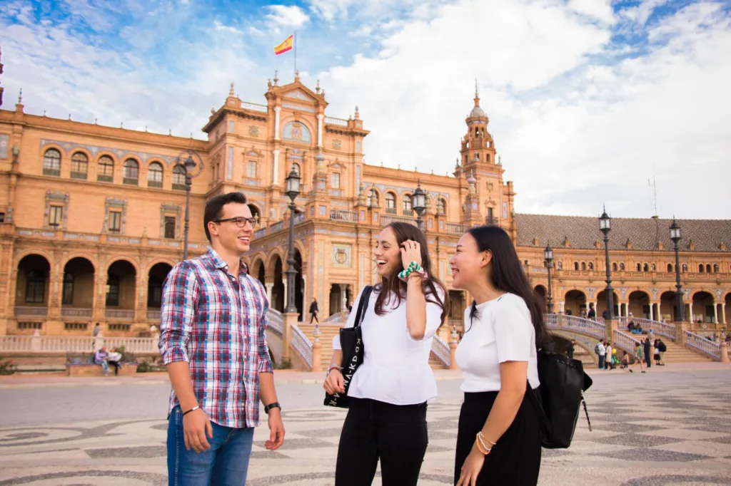 Študenti na Plaza de España, Sevilla