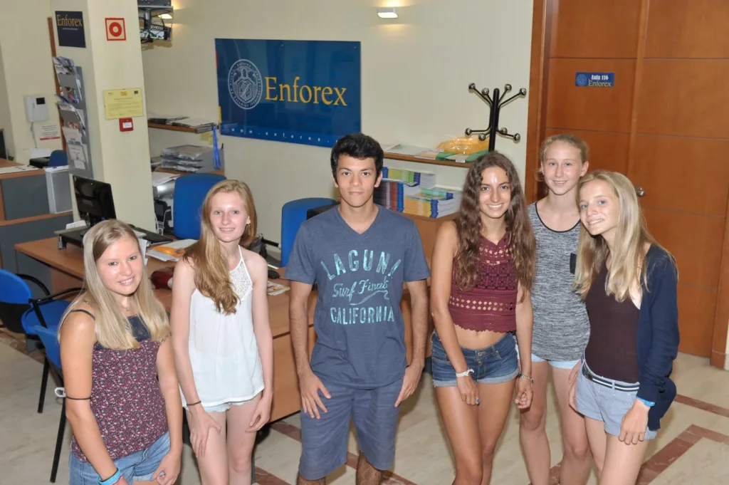 Študenti pri recepcii, Enforex Valencia