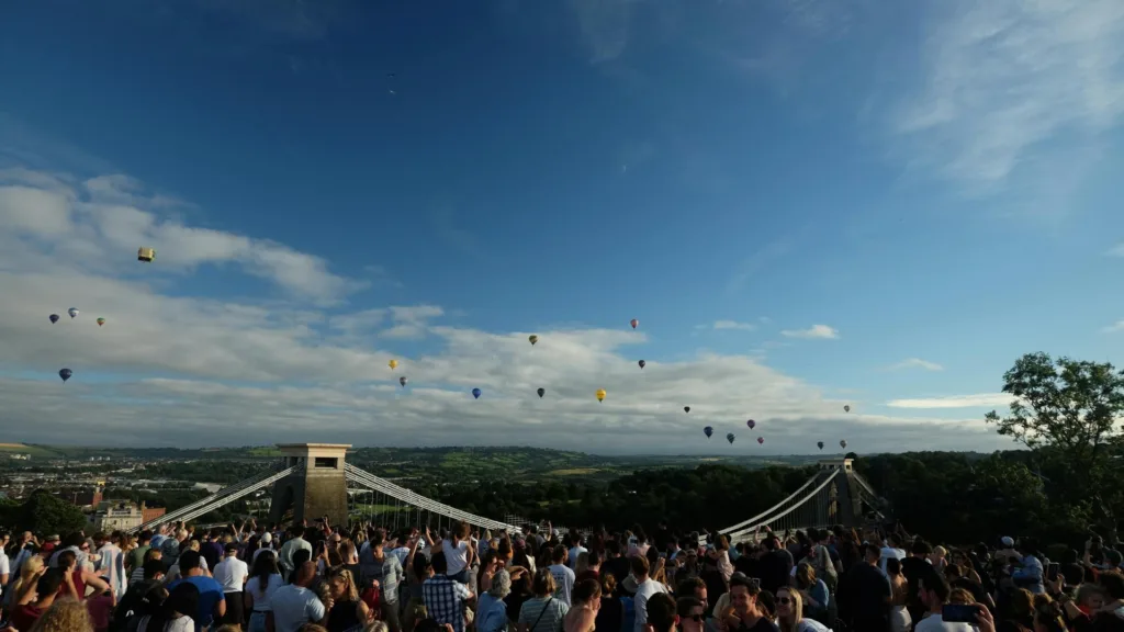 Clifton Suspension Bridge počas balónového festivalu, Bristol