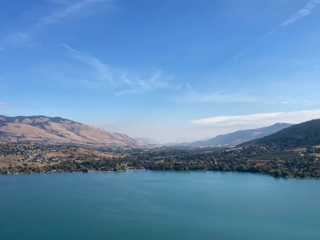 Výhľad na jazero v údolí Okanagan